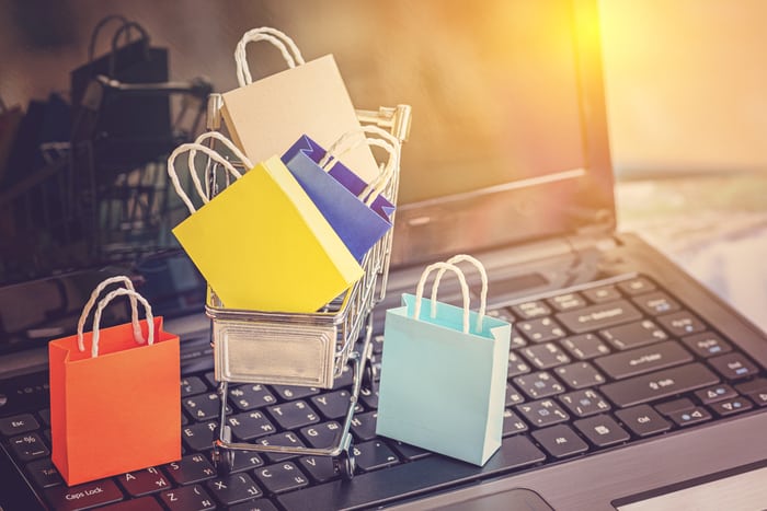8 Advantages of an LMS with eCommerce for Online Training